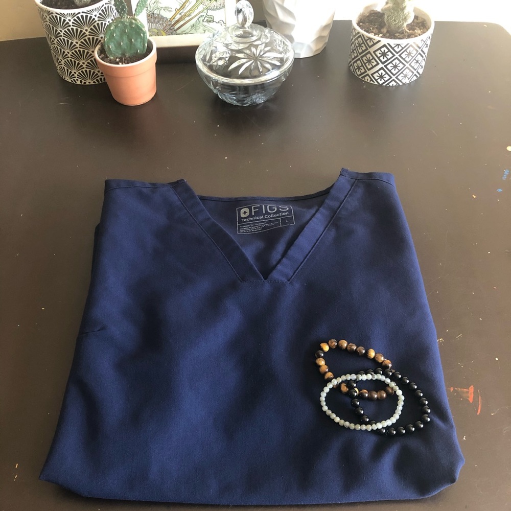 EUC - FIGS Casma Three Pocket Scrub Top